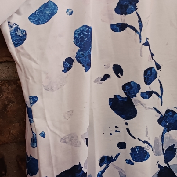 Woman's Cold Shoulder Top with Lace Detail - Picture 5 of 8